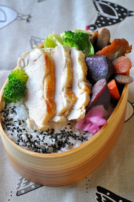 紫芋の煮物と柔らか鶏のお弁当_b0171098_814076.jpg