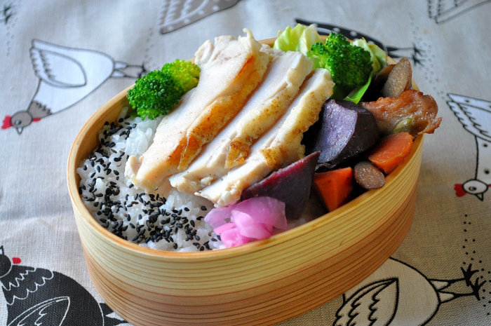 紫芋の煮物と柔らか鶏のお弁当_b0171098_8241462.jpg