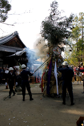 新熊野神社(いまくまの)左義長神事_e0048413_2294148.jpg
