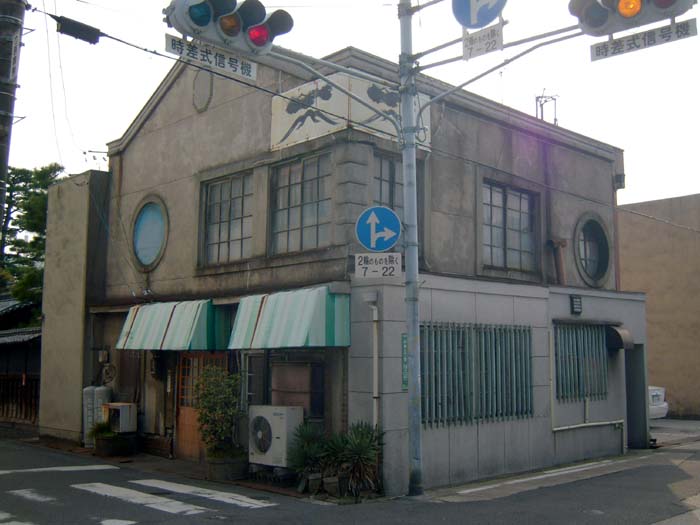丸窓のある建物_f0130879_23324100.jpg