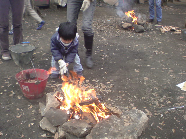 孫が来た（２）　焚き火だ焚き火だ　焼き芋だ_e0016828_981197.jpg