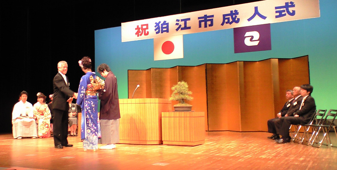 「成人おめでとうございます」 狛江市成人式と社民党成人の日新宿街頭宣伝_a0085195_0161262.jpg