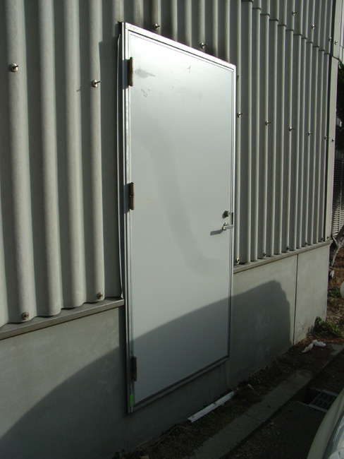海に近い外部の開き戸_b0186200_23531995.jpg