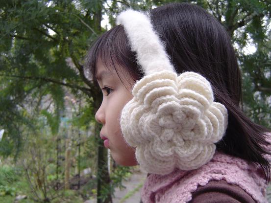 みつあみ様　お花のイヤーマフ་۪ ✿◞オーダーページ お花のイヤーマフ（耳あて・コサージュ・編み図付き） : Crochet a little