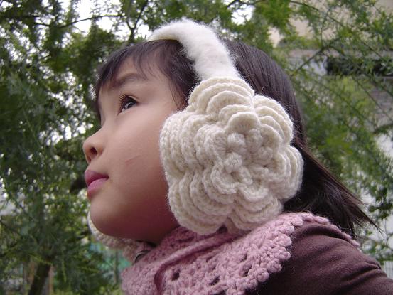 お花のイヤーマフ（耳あて・コサージュ・編み図付き） : Crochet a little