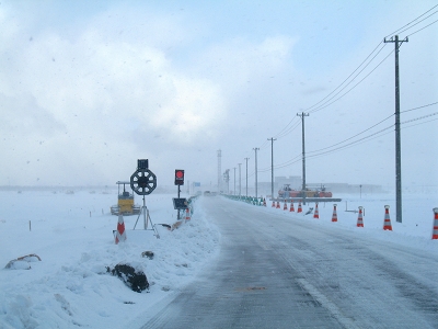 小雪道まっすぐ昭和に続きをり　工事路。_a0027641_231779.jpg