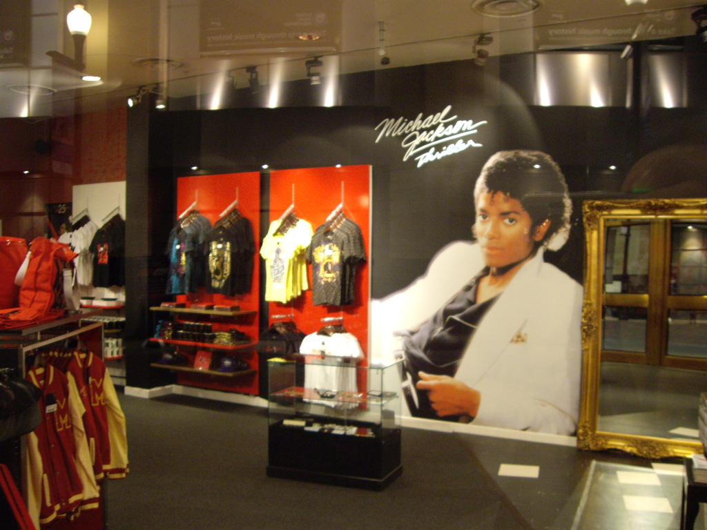 MICHAEL JACKSON THE OFFICIAL EXHIBITION in LONDON_b0168644_19451712.jpg