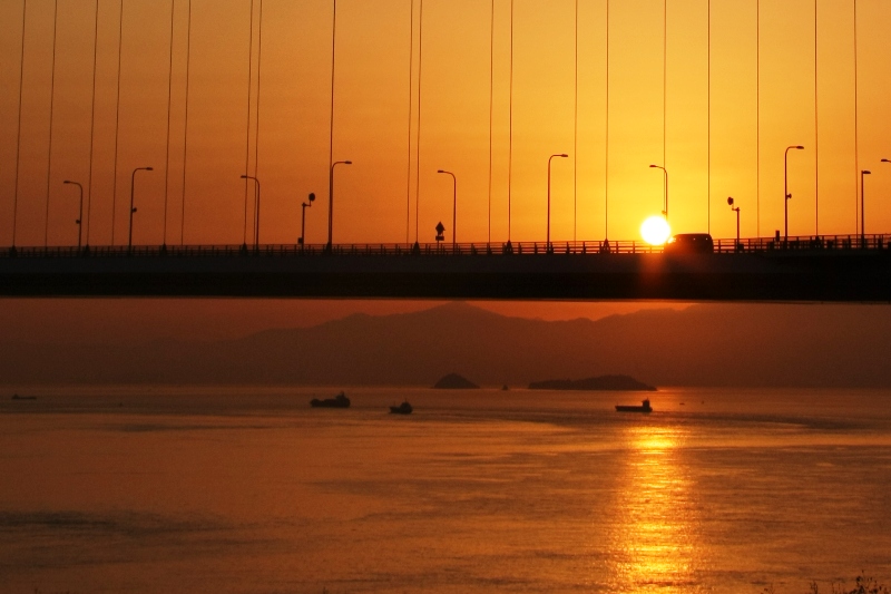 来島海峡大橋に昇る朝日_c0203062_0443325.jpg
