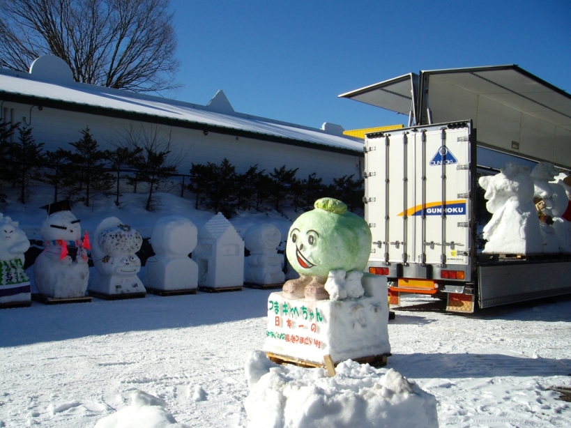 神田雪だるまフェアの巨大雪だるまが到着！_f0180878_20384274.jpg