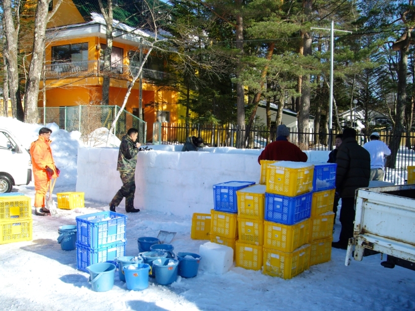 神田雪だるまフェアの巨大雪だるまが到着！_f0180878_20411484.jpg