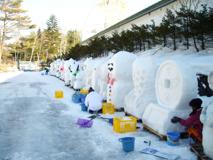 神田雪だるまフェアの巨大雪だるまが到着!_f0180878_20413789.jpg