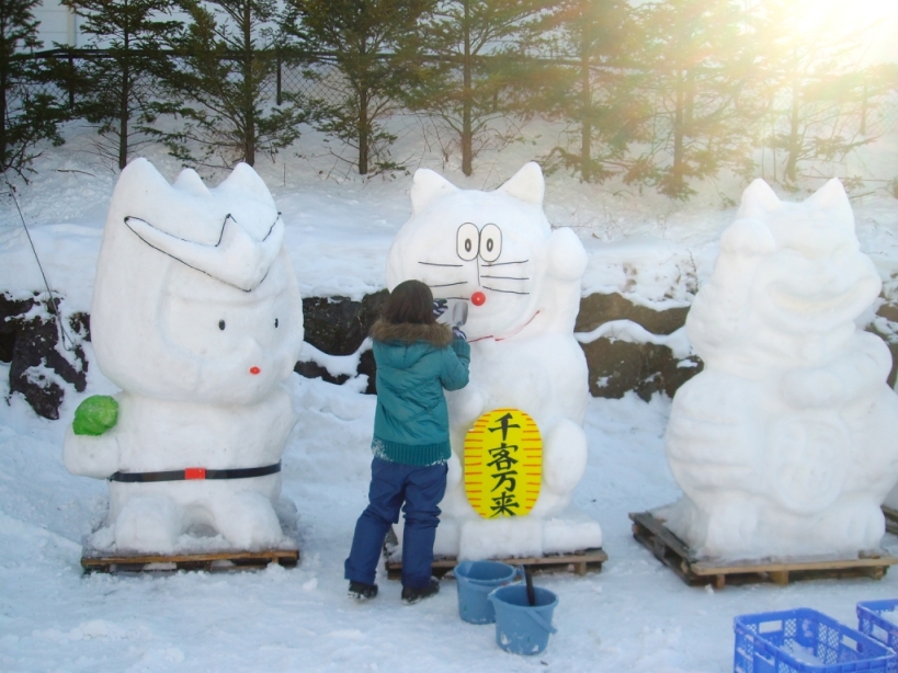 神田雪だるまフェアの巨大雪だるまが到着!_f0180878_2042099.jpg