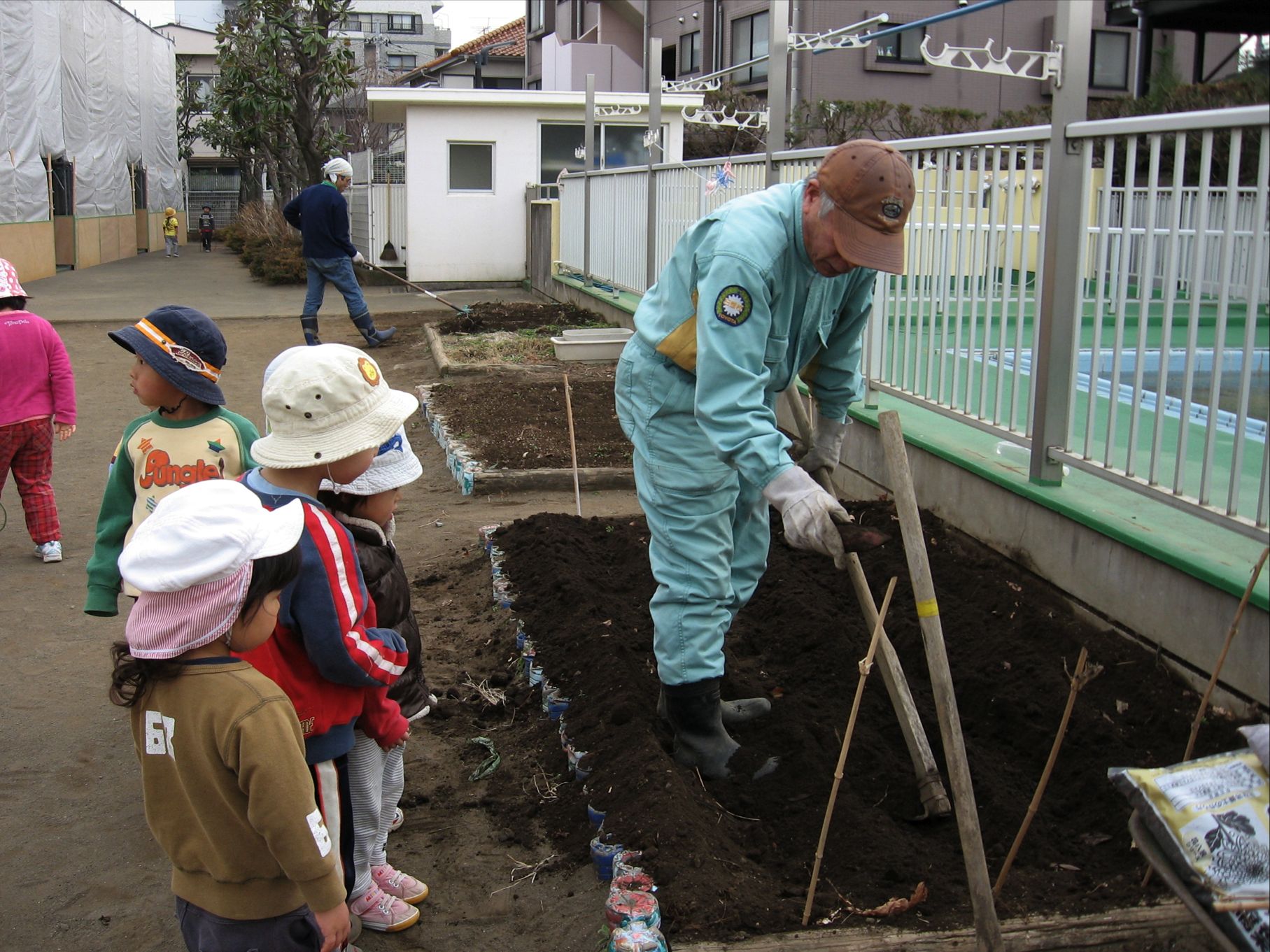 ▶ 参加者募集中！子ども達と一緒に野菜や花を育てましょう。_b0135809_13572039.jpg