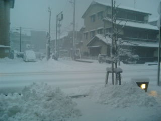 馬場崎通りも豪雪で〜す_b0148477_16121664.jpg