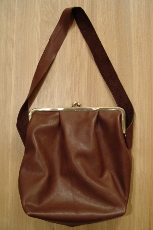変わった木のスツール入荷!!大きながま口の革バッグ完成!!_a0096367_22124179.jpg