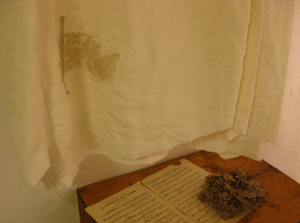 white linen dress of an uneven hem_c0128402_1131842.gif