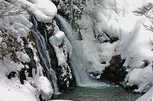 【ぼたん雪舞う　銀山温泉】_e0039703_23273089.jpg