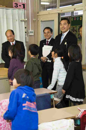 自民党　文部科学部会視察（江戸川区立二之江小学校）_e0092715_1801395.jpg