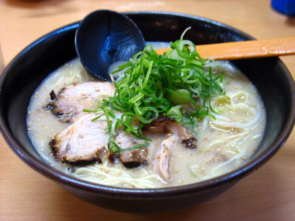 豚骨ラーメン　さんじゅう丸　とんこつラーメン大盛り＋シイタケ焼肉_c0208328_041414.jpg