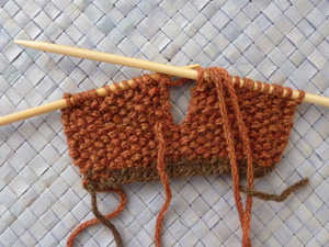 二色鹿の子編み幼児マフラー 花ボタンつき 不器用者のパリ編み物修行