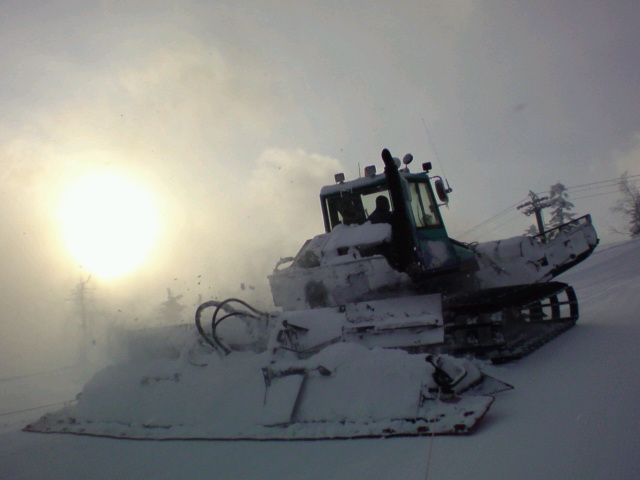 圧雪車で上がって朝一撮影してきました_c0151965_12231835.jpg