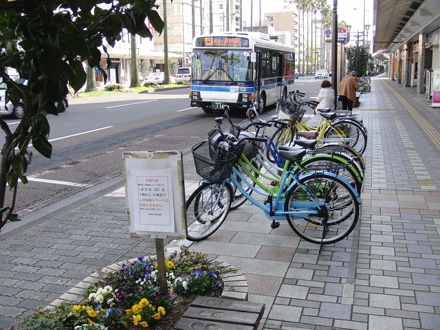 自転車専用レーンがずいぶん前からある？街・宮崎市_f0141310_062796.jpg