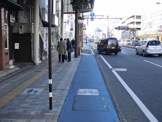 自転車専用レーンがずいぶん前からある？街・宮崎市_f0141310_071446.jpg