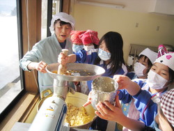 北新庄小学校3年生の子供達がみそづくりを体験しました_e0061225_10113529.jpg