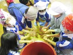 北新庄小学校3年生の子供達がみそづくりを体験しました_e0061225_10151844.jpg