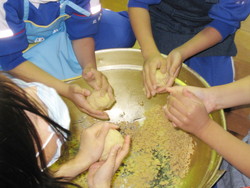 北新庄小学校3年生の子供達がみそづくりを体験しました_e0061225_10152963.jpg