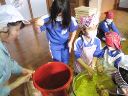北新庄小学校3年生の子供達がみそづくりを体験しました_e0061225_10221648.jpg