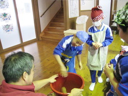 北新庄小学校3年生の子供達がみそづくりを体験しました_e0061225_10223248.jpg