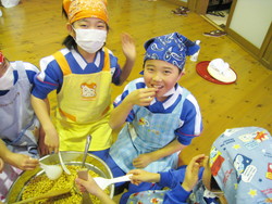 北新庄小学校3年生の子供達がみそづくりを体験しました_e0061225_1023089.jpg
