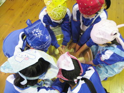 北新庄小学校3年生の子供達がみそづくりを体験しました_e0061225_1065337.jpg