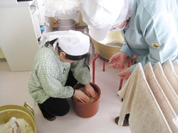 「みそづくり講習会」を拝見しました_e0061225_9114369.jpg