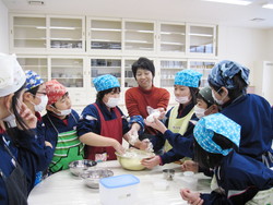 南中山小学校5年生の子供達が米粉パン作りを体験しました_e0061225_1003474.jpg