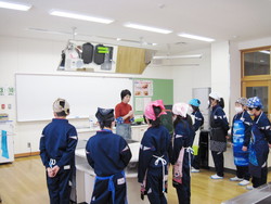 南中山小学校5年生の子供達が米粉パン作りを体験しました_e0061225_9394334.jpg