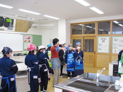 南中山小学校5年生の子供達が米粉パン作りを体験しました_e0061225_940428.jpg