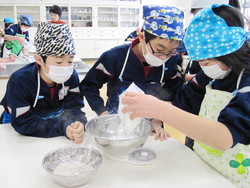 南中山小学校5年生の子供達が米粉パン作りを体験しました_e0061225_9463163.jpg