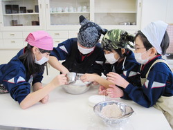 南中山小学校5年生の子供達が米粉パン作りを体験しました_e0061225_9471558.jpg