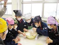 南中山小学校5年生の子供達が米粉パン作りを体験しました_e0061225_9475833.jpg
