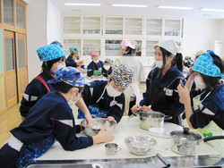南中山小学校5年生の子供達が米粉パン作りを体験しました_e0061225_955173.jpg