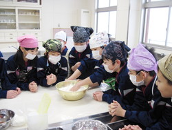 南中山小学校5年生の子供達が米粉パン作りを体験しました_e0061225_9574383.jpg