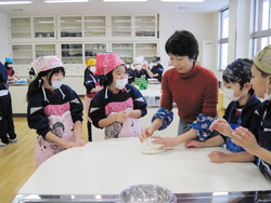 南中山小学校5年生の子供達が米粉パン作りを体験しました_e0061225_9594566.jpg