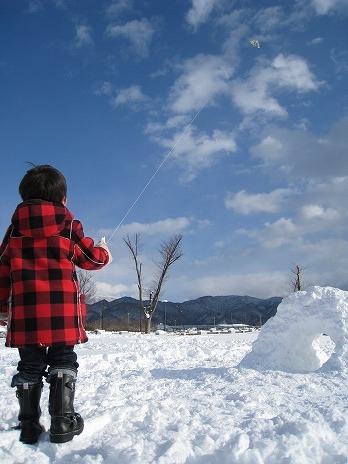 ジュニア、雪灯篭を作る_d0081481_2016358.jpg