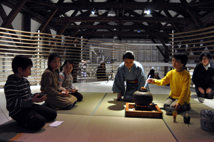 シリーズアート子ども茶会 2009 〜友達とお茶会をやろう〜②_e0118827_18222366.jpg