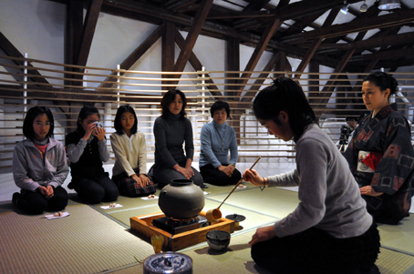 シリーズアート子ども茶会 2009 〜友達とお茶会をやろう〜②_e0118827_18253368.jpg