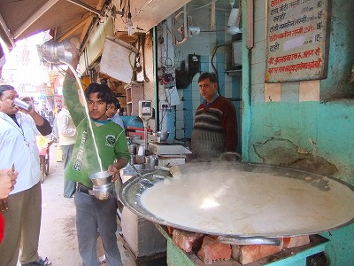 インドのおいしいホットミルク＆ジャレビー_b0164382_1164681.jpg