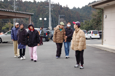 散歩と機能訓練_a0154110_10163524.jpg