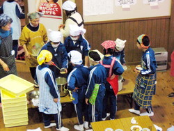 服間小学校の子供達が大豆料理を体験しました_e0061225_10211992.jpg